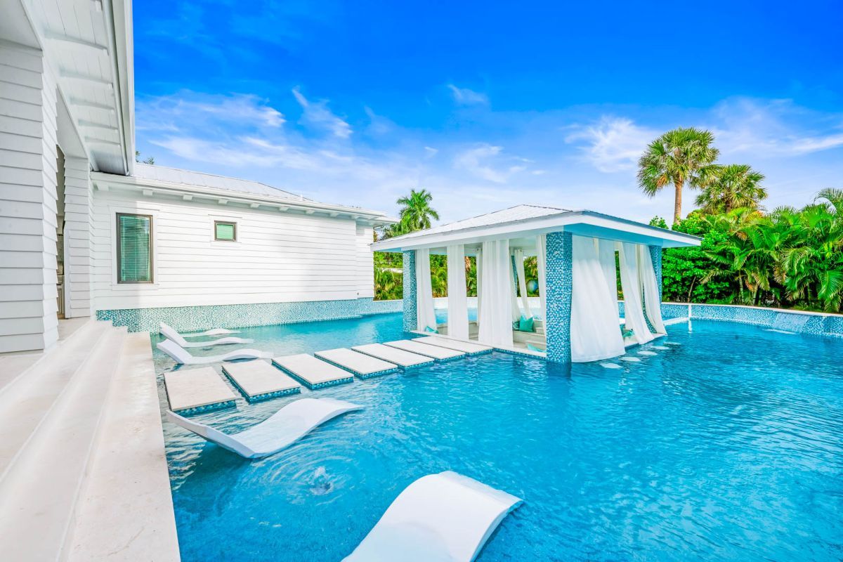 Lido Key home rental with stunning pool 